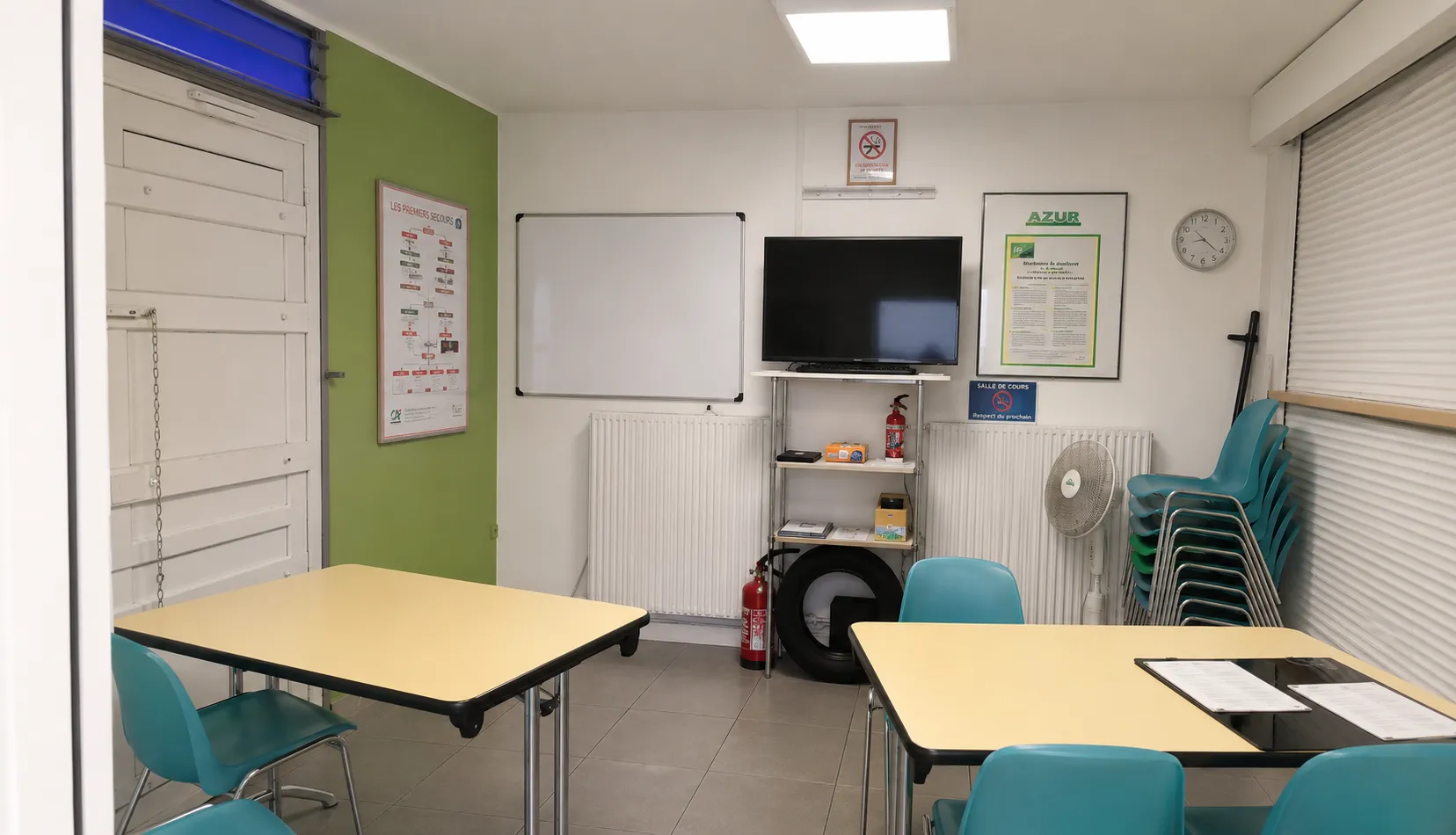 Salle de code de l'agence Azur à Angers : tables, écran et tableau blanc