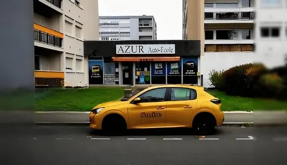 Peugeot 208 jaune de l'auto-école garée devant l'agence Azur, square Winston Churchill à Angers